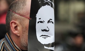 hacker_assange_296