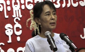 suu_kyi_microfono_296